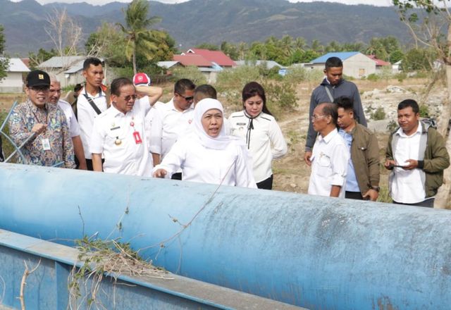 Khofifah Tinjau Pembangunan Jaringan Pipa Air Bantuan Jatim untuk Sulteng