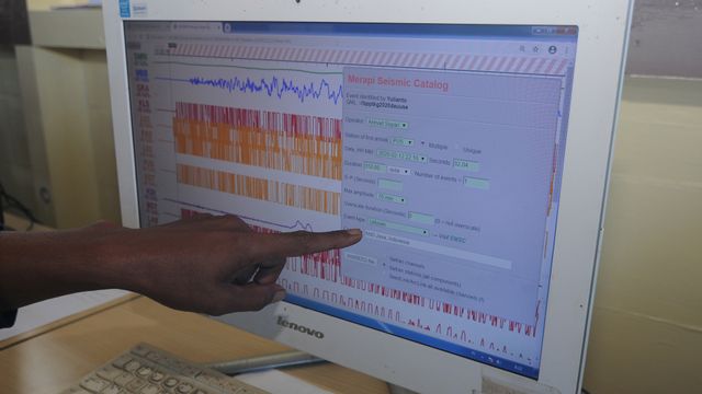 Petugas pos pengamatan Gunung Merapi menunjukkan rekaman seismograf aktivitas Gunung Merapi pada pukul 05.16 WIB di Jrakah, Selo, Boyolali, Jawa Tengah. Foto: Antara/Aloysius Jarot Nugroho