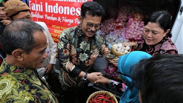 Menteri Pertanian Syahrul Yasin Limpo gelar operasi pasar bawang putih di Pasar Gede, Solo. Foto: Antara