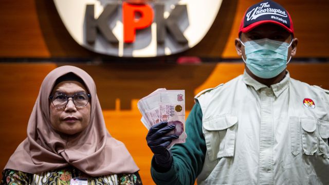 Wakil Ketua KPK Lili Pintauli Siregar (kiri) menyaksikan penyidik menunjukkan barang bukti OTT KPK yang menjerat seorang komisioner KPU di gedung KPK, Jakarta. Foto: ANTARA FOTO/Dhemas Reviyanto