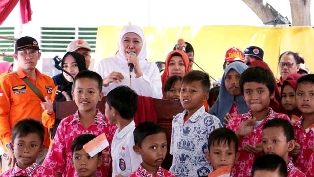 Gubernur Jawa Timur Khofifah Indar Parawansa saat meninjau sekolah di Sigi dan Donggala. Foto: Dok. Istimewa