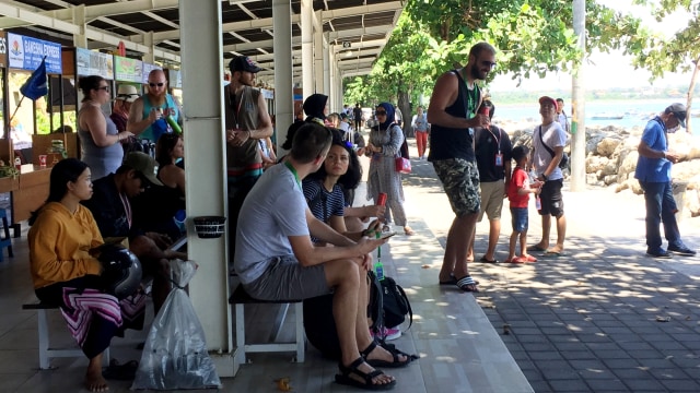 Sejumlah turis asing menunggu penyeberangan dari Pantai Sanur ke Nusa Penida dan Nusa Lembongan, Bali. Foto: Denita br Matondang/kumparan