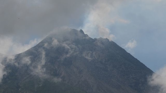 Gunung Merapi mengeluarkan asap putih pasca erupsi. Foto: ANTARA FOTO