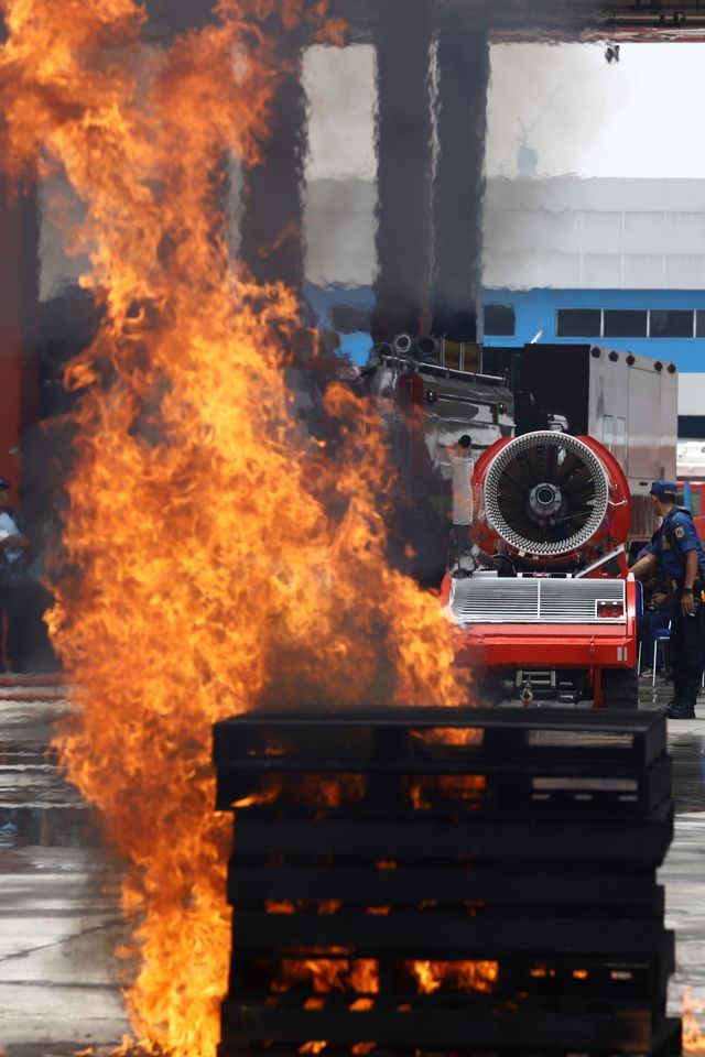 Peti kayu sengaja dibakar sebagai bahan percobaan robot damkar di Halaman Kantor Pemadam Kebakaran DKI Jakarta, Kamis, (13/2). Foto: Iqbal Firdaus/kumparan