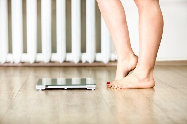 Ilustrasi mengukur berat badan. Foto: Shutterstock