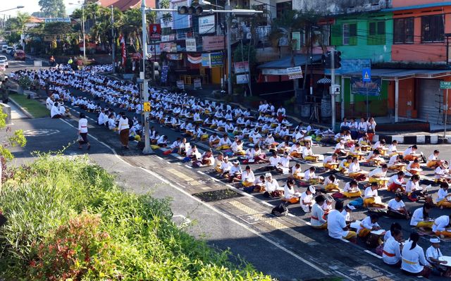 Suasana festival menulis aksara Bali, Kamis (13/2) di catus pata Klungkung- KR11