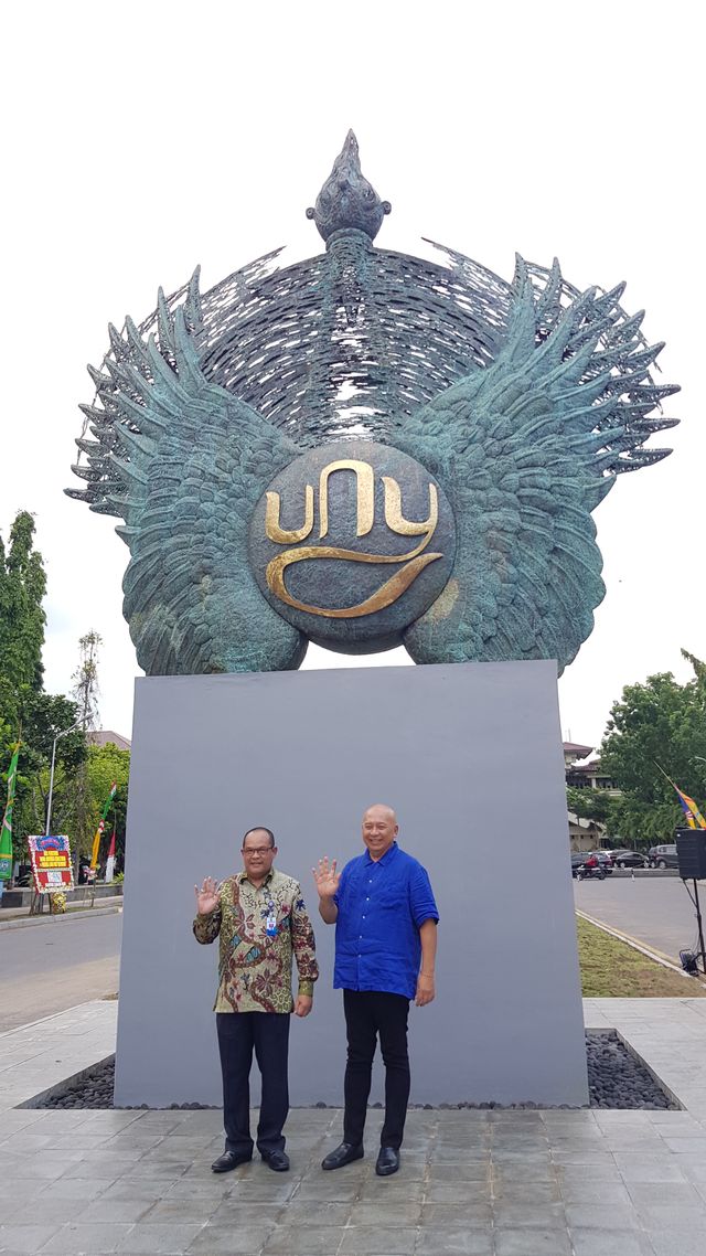 Rektor UNY, Sutrisna Wibawa (kiri) dan Nyoman Nuarta (kanan), berfoto di depan Patung Logo UNY 'Kembara'. Foto: Ayusandra.