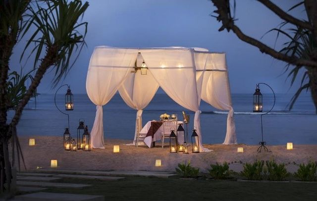Makan malam romantis ala Sadara Boutique Beach Resort di Nusa Dua, Bali Foto: Shutter Stock