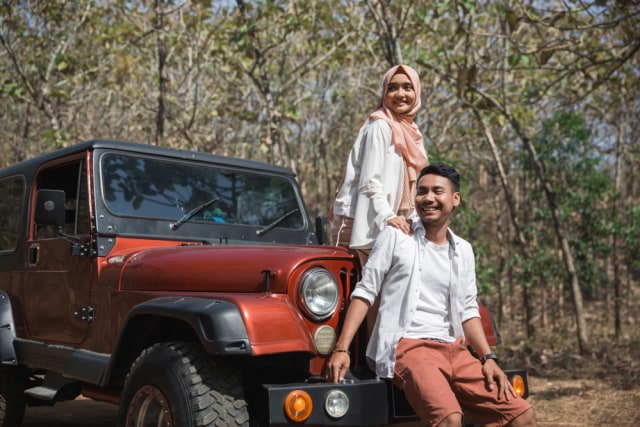 Ilustrasi pasangan kekasih tengah traveling bersama di tengah hutan Foto: Suhutter Stock