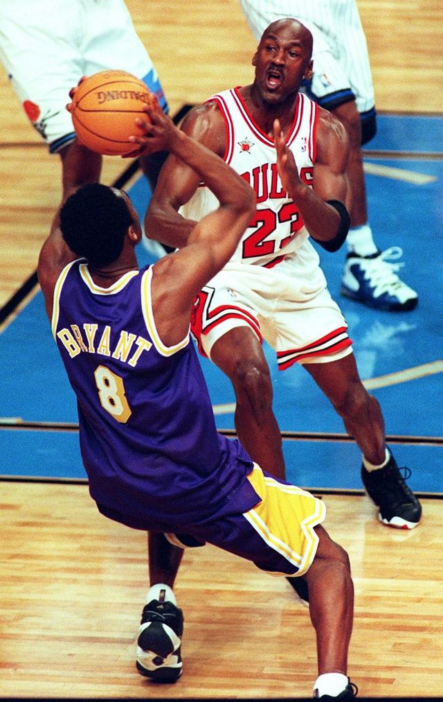 Kobe Bryant melawan Michael Jordan di NBA All-Star Game 1998. Foto: HENNY RAY ABRAMS / AFP