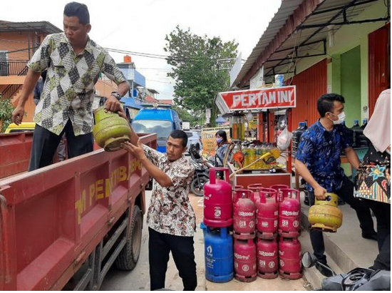 Tim Disperindag Batam menyita gas melon yang dijual eceran. Penjualan gas 3 kg dipantau saat ini hanya boleh dijual pangkalan resmi. (Foto: Margaretha/Batamnews)