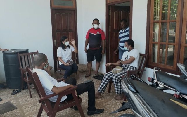 Petugas RSUD dr. PP Magruty Saumlaki mendatangi rumah Benediktus Ngilawane, (kaos putih) salah seorang warga yang diduga terjangkit virus corona (Foto: istimewa)