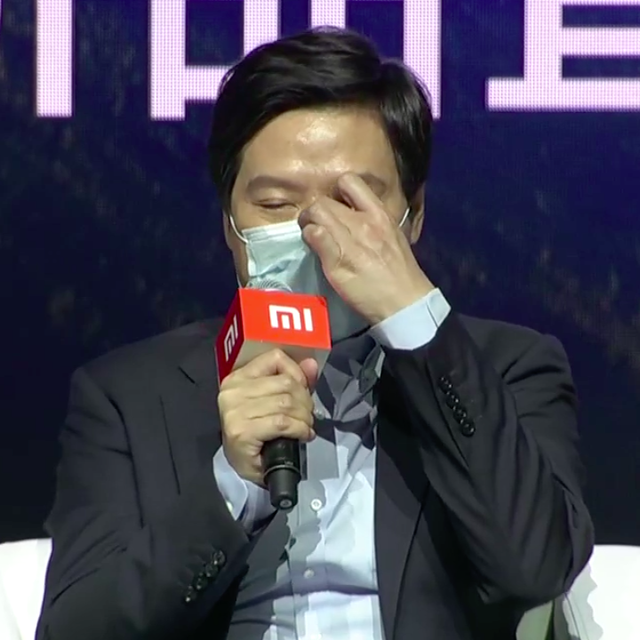 Lei Jun membenarkan posisi masker bedah yang ia pakai. Foto: Dok. Xiaomi
