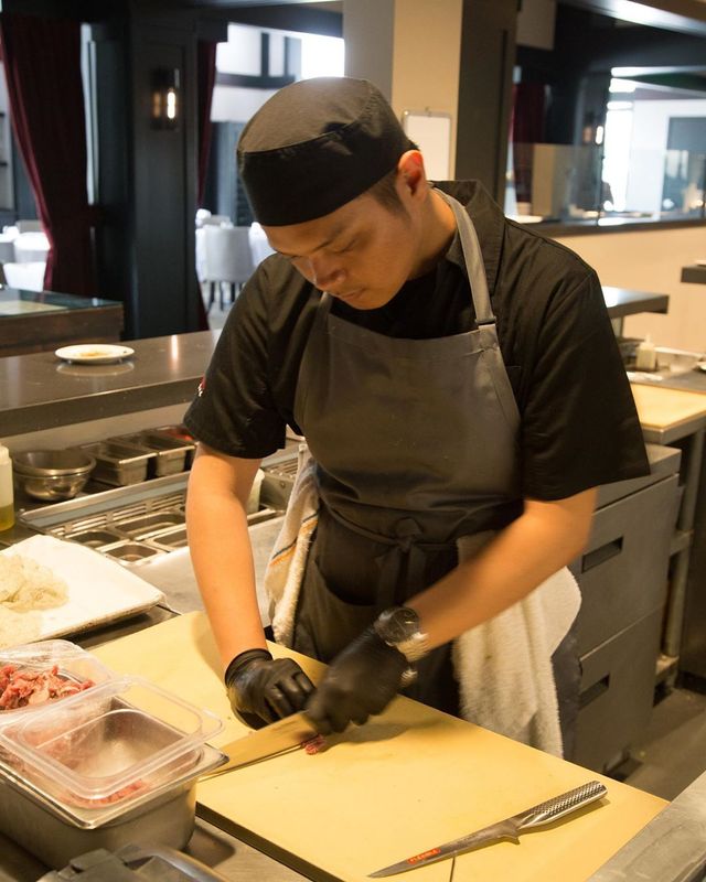 Renzky Kurniawan, chef yang ikut menyajikan hidangan di Oscars Foto: Instagram/ @renzkykrnwn