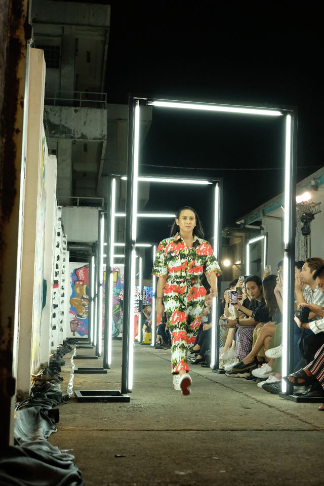 Jovi Adhiguna mengenakan koleksi Amot Syamsuri Muda di Fashion Show #BeraniCuan Foto: dok Buah Bibir