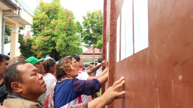 Keluarga napi saat mencari nama keluarganya di Dinding Rutan Kabanjahe, Kamis (13/2), Foto: Rahamtb Utomo/kumparan
