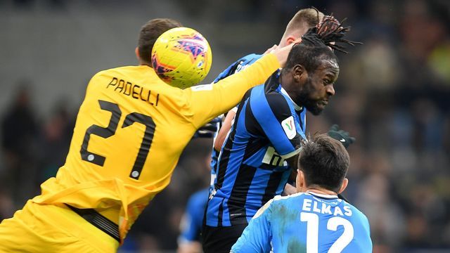 Kiper Inter, Daniele Padelli, menghalau bola. Foto: Reuters/Daniele Mascolo