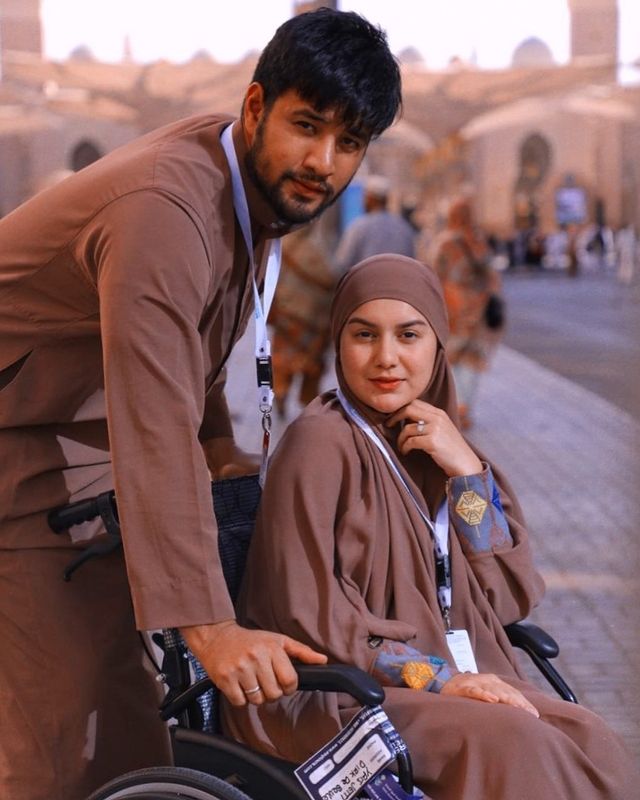 Irish Bella dan Ammar Zoni menunaikan ibadah Umrah. Foto: Instagram/_irishbella_