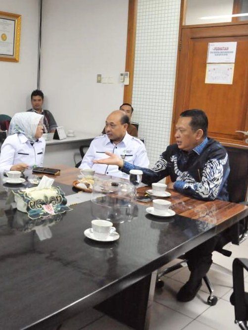 Ketua MPR Bambang Soesatyo bertemu dengan Direksi Rumah Sakit Cipto Mangunkusumo (RSCM) membahas virus corona.  Foto: Dok. MPR