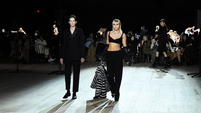 Miley Cyrus (kanan) berjalan di lintasan Marc Jacobs Fall 2020 di New York Fashion Week. Foto: Getty Images/Jamie McCarthy