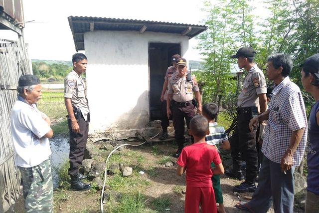 Polres Sidrap melakukan olah TKP di WC rumah korban pembunuhan bocah 9 tahun di Kampung Kamirie, Desa Mattirotasi, Sidrap, (Makassar Indeks/Ardi).