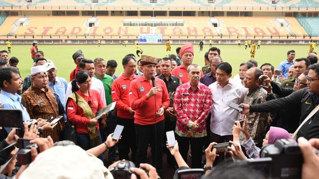 KETUA Umum PSSI, Mochammad Iriawan (tengah) saat memberikan keterangan pers didampingi Sekjen PSSI, Ratu Tisha dan Gubernur Riau, Syamsuar, Rabu, 13 Februari 2020, di Stadion Utama Riau. 