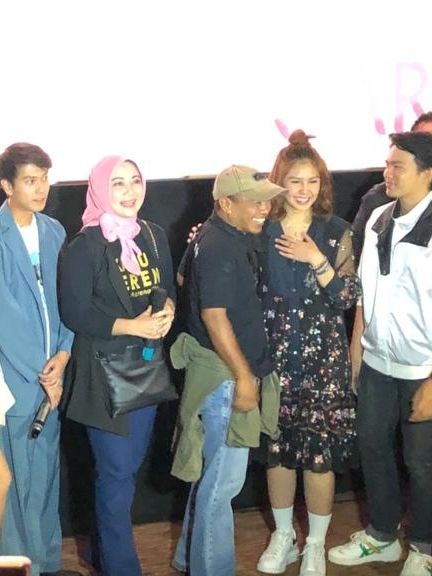 Atalia Kamil dan para pemain Milea: Suara dari Dilan di XXI Ciwalk, Bandung, Jawa Barat, Kamis (13/2). Foto: D.N Mustika Sari/kumparan