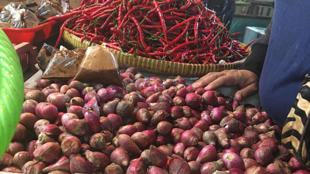 Harga Bawang Merah Naik Beras Hingga Telur Stabil Kumparan 