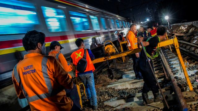 Revitalisasi wesel rel di Stasiun KA Gambir