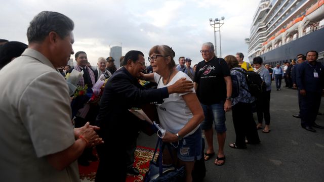 Perdana Menteri Kamboja Hun Sen menyambut penumpang MS Westerdam yang menghabiskan dua minggu di laut setelah ditolak oleh lima negara karena virus corona. Foto: REUTERS/Stringer