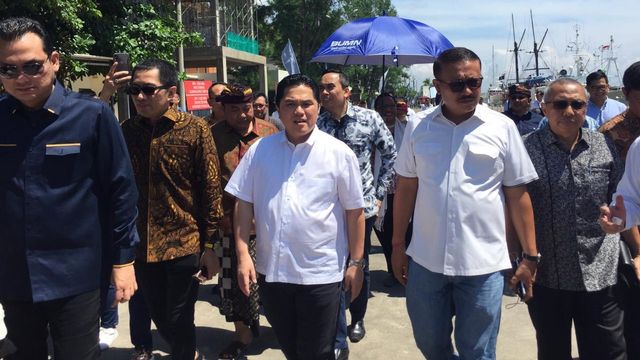 Menteri BUMN Erick Thohir bersama dengan pimpinan dan anggota Komisi VI DPR RI saat meninjau Pelabuhan Benoa Bali. Foto: Muhammad Darisman/kumparan