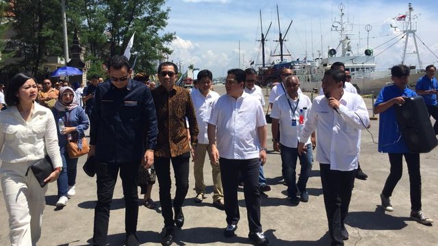 Menteri BUMN Erick Thohir bersama dengan pimpinan dan anggota Komisi VI DPR RI saat meninjau Pelabuhan Benoa Bali. Foto: Muhammad Darisman/kumparan