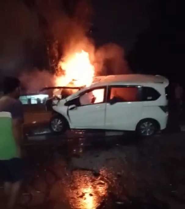 Mobil tabrak pohon lalu terbakar. Foto: Istimewa