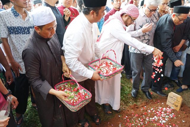 Ustaz Yusuf Mansur Menaburkan Bunga di Pusara Sang Ayah