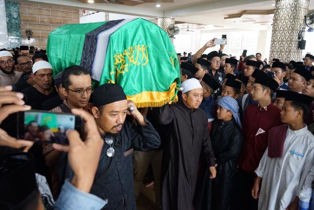 Ustaz Yusuf Mansur Menandu Jenazah Sang Ayah