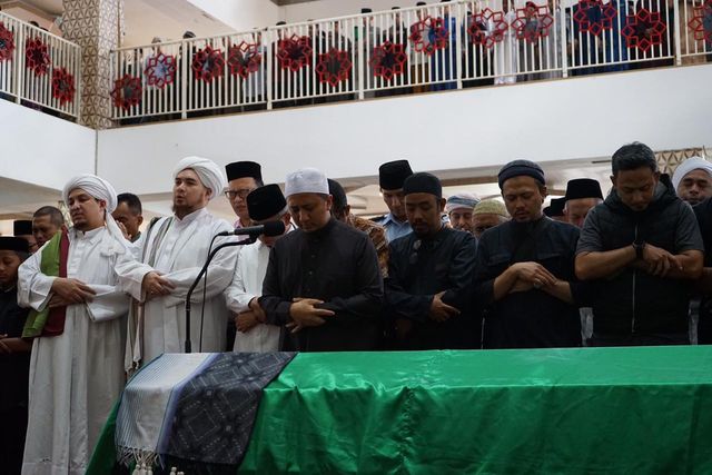 Ustaz Yusuf Mansur Menyalatkan Ayahnya