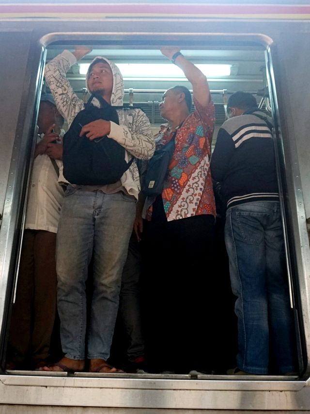 Penumpang di dalam kereta commuter line di Stasiun Manggarai. Foto:  Iqbal Firdaus/kumparan
