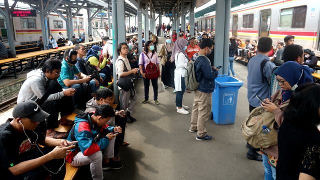 Penumpang menunggu kedatangan kereta commuter line di Stasiun Manggarai. Foto:  Iqbal Firdaus/kumparan