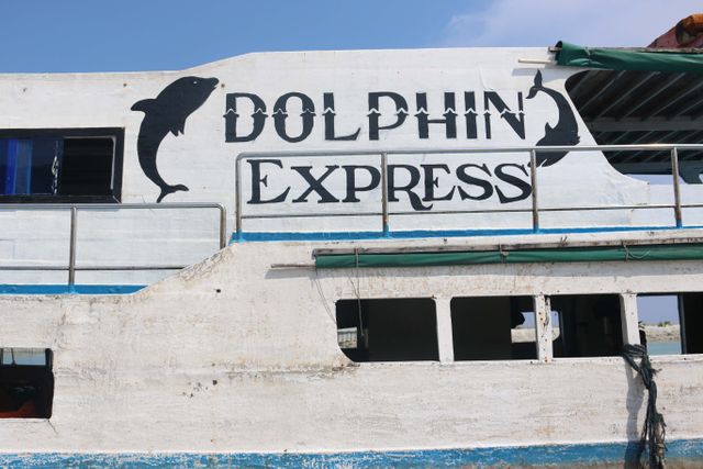 Dolphin Express, kapal tradisional yang turut melayani layanan perbankan. Foto: dok. Selfy Momongan/kumparan