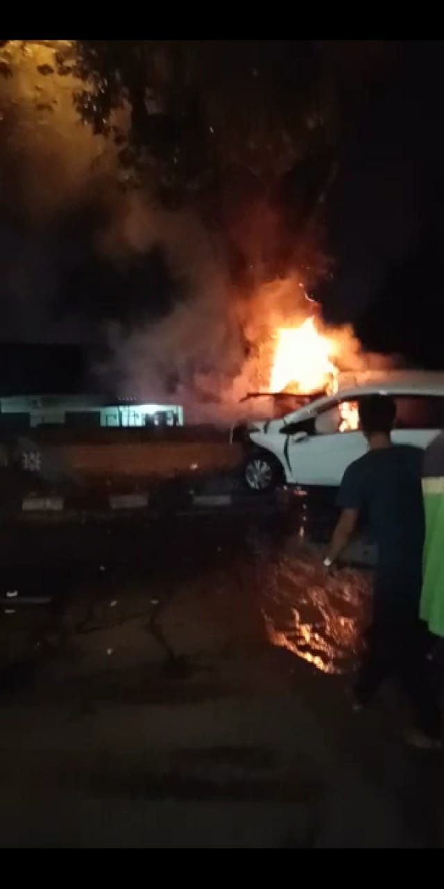 Mobil Honda Feed pasca menabrak pohon dan terbakar di Medan. Foto: Dok. Istimewa