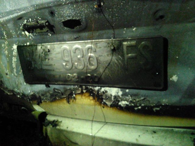 Mobil Honda Feed pasca menabrak pohon dan terbakar