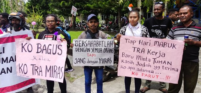 Pemuda asli Kabupaten Jayapura unjuk rasa menolak penjualan miras yang makin marak. (BumiPapua.com/Alan Youwe)
