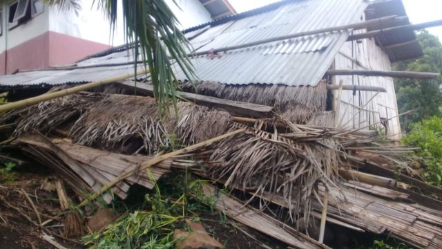 Salah satu rumah guru di SDN Hepang, Desa Nenbura, Kecamatan Doreng, Kabupaten Sikka yang roboh diterpa angin kencang. Foto Albert Aquinaldo