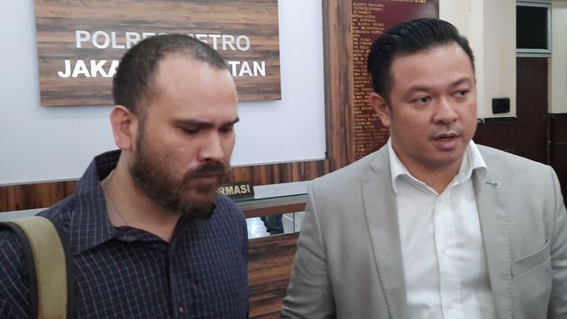 Merasa Tersudutkan, Arya Satria Claproth Setuju Anaknya Diautopsi (17040)
