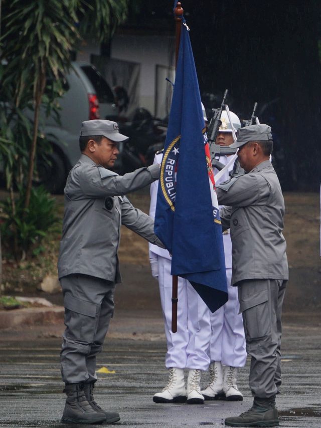 Laksamana Madya Purn Achmad Taufiqoerrochman (kanan) memberikan bendera Bakamla kepada Laksamana Aan Kurnia saat sertijab di Mabes Bakamla RI. Foto: Irfan Adi Saputra/kumparan 
