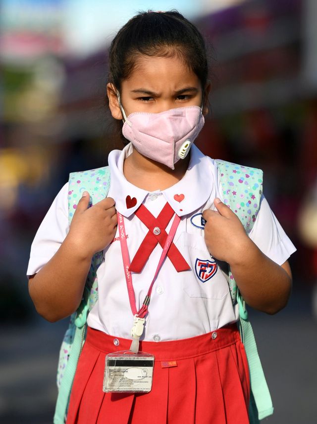 Seorang siswa menggunakan masker hari valentine di Ayutthaya, Bangkok, Thailand. Foto: REUTERS / Chalinee Thirasupa