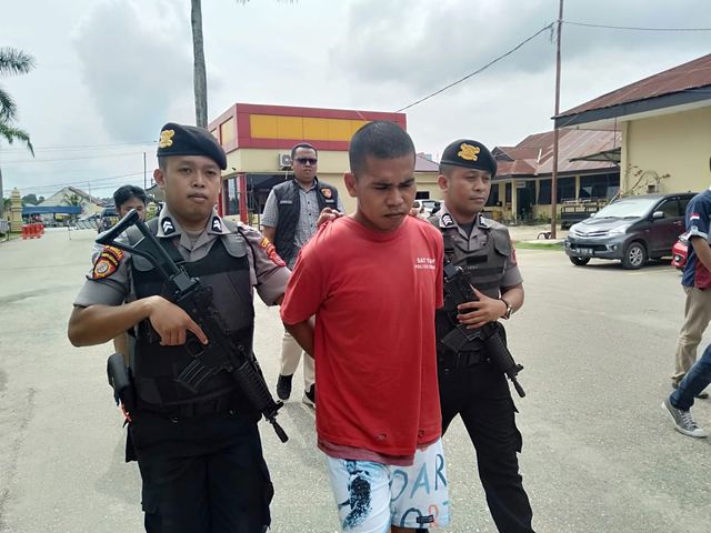 LE alias Edo (tengah), oknum polisi gadungan yang peras seorang mahasiswi di Kendari. Foto: Abdillah/kendarinesia