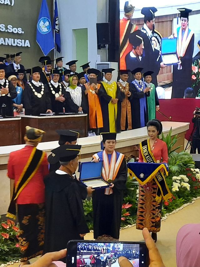 Ketua DPR RI Puan Maharani saat menerima gelar Doktor Honoris Causa dari Universitas Diponegoro.  Foto: Efira Tamara Thenu/kumparan