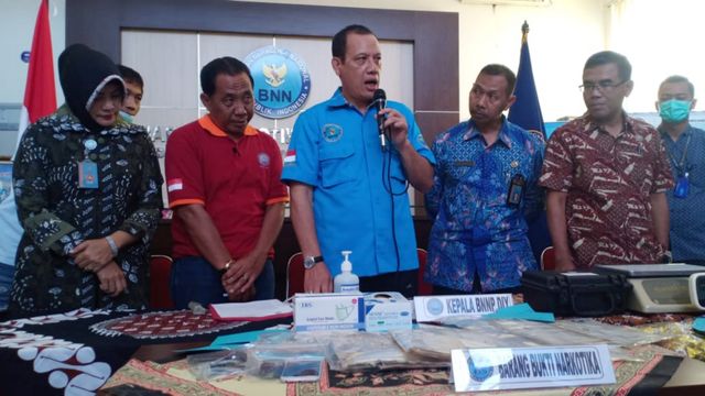 Image result for Mahasiswa di Yogya Sembunyikan 1 Kg Sabu Dalam Kardus Berisi Makanan