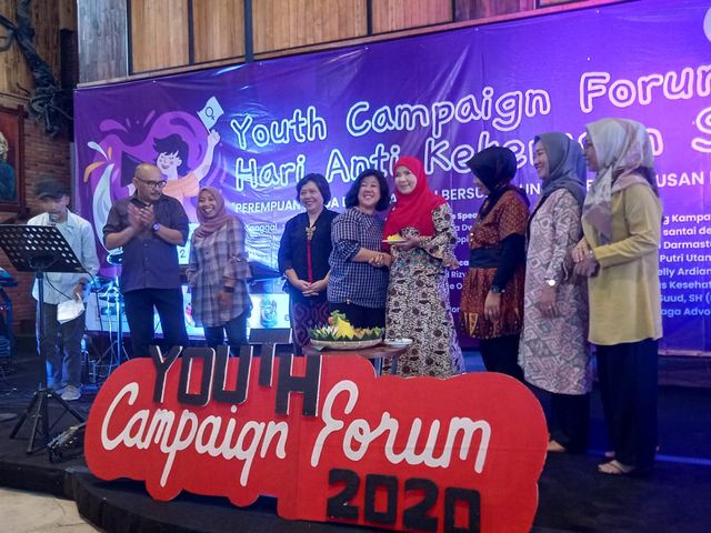 Youth campaign forum Hari Anti Kekerasan Seksual Terhadap Perempuan di Woodstair Cafe Bandar Lampung, Jumat (14/2) | Foto : Sidik Aryono /Lampung Geh